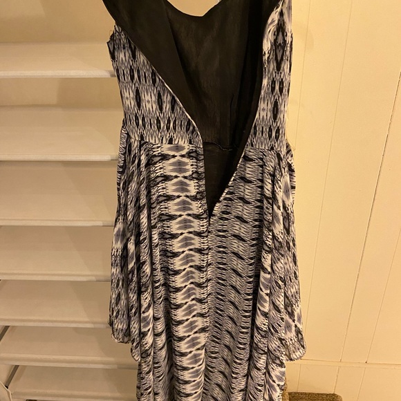 Diva Collection Size Medium Pattern dress - Picture 8 of 9